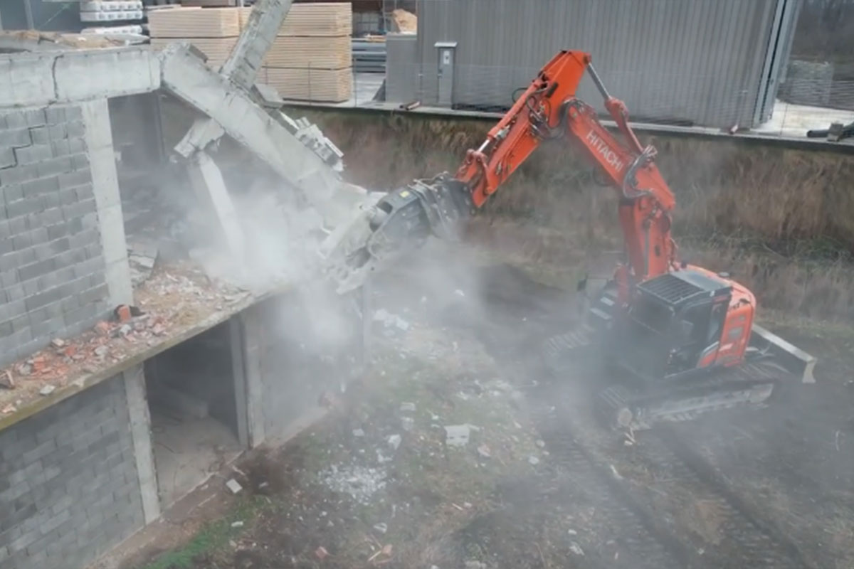 Sonico - Demolizione edificio